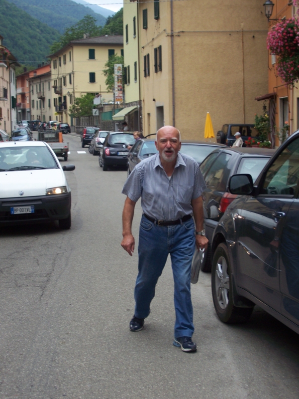  Image name: Persone069.jpg 
 width: 601 pixel 
 height: 800 pixel 
 Size: 370684 bytes 
 Click to enlarge 